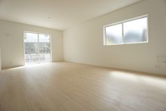 大きな掃き出し窓のあるリビングは、陽光あふれる明るい空間です。ゆったりと寛げる憩いの場となりそうです。
