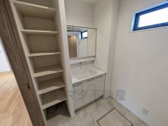 洗面台横に収納付き。雑然とした洗面室がすっきり片付けやすくなりますし、パジャマや下着を個室に取りに行くという手間も省けます。