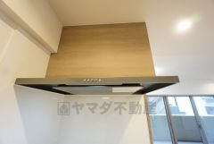 コンロ上には換気扇完備＾＾調理時の蒸気や匂いが換気扇に誘導され、効率的に排煙ができます＾＾