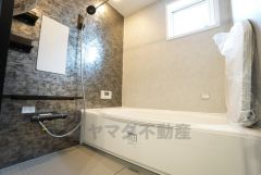 1日の疲れを癒すくつろぎのバスルーム。足を伸ばしてもゆったりと入れるサイズです。お子様と一緒にお風呂に入っても狭くないですね＾＾ 