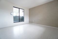 主寝室としてお使いいただけそうなこちらのお部屋は、日当たりが良く、爽やかな風を感じて起きる朝は、快適生活の始まりに。