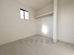 2階5帖洋室。日当たりがよく、子供部屋としての利用もおすすめ。