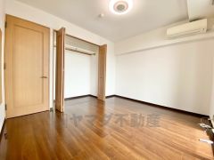 7.3帖。主寝室としてお使いいただけそうなこちらのお部屋は、日当たりが良く、爽やかな風を感じて起きる朝は、快適生活の始まりに。 