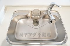 大きなお鍋も楽々洗える幅の広いシンクです＾＾ステンレスシンクなので簡単にお掃除できますよ。洗剤やスポンジもすっきりできる収納付き。