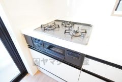 3種類の料理が同時に調理できる、3口ガスコンロ。忙しい夕食の支度時間が短縮できて効率よくお料理が楽しめます。