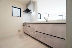 対面式キッチンなのでリビングにいるご家族とコミュニケーションを取りながら洗い物や、お料理が楽しめそうですね＾＾