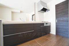 収納も、作業スペースも広々と設けられた使いやすいシステムキッチンです＾＾カウンターキッチンなので、ご家族と会話をしながら楽しくお料理ができます＾＾