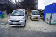 駐車スペースは並列3台分を確保。マイカー用に、お客さま用に、余裕を持ってご利用いただけます。