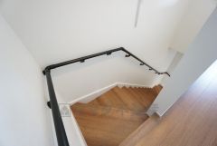 お子様も高齢の方も安心して上り下りができる手摺がついた安心設計です。 階段には小窓を配置しました。日中でも暗くなりがちな階段下が明るくなり安全ですね。