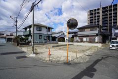 角地＾＾前面道路は南側約4～4.5ｍの公道、東側約3.4～3.6ｍの通路に面しています＾＾