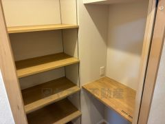 キッチン横に広々としたパントリー付き＾＾洗面室にも近く、食料品だけでなく日用品などの収納にも＾＾