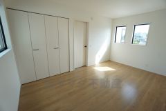各居室にしっかりと収納があるので収納場所には困りません＾＾
