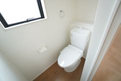 1階2階の2ヶ所にトイレがありますので、忙しい朝にも家族に気を使わず、ゆとりが生まれますね＾＾ 小窓付きで換気する時に便利です＾＾