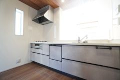 収納も、作業スペースも広々と設けられた使いやすいシステムキッチンです＾＾カウンターキッチンなので、ご家族と会話をしながら楽しくお料理ができます＾＾