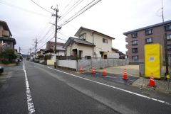 前面道路。東側約6.5ｍ公道。前面道路が広々としているので駐車もラクラクです＾＾