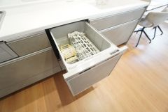 炊事時間を大幅に短縮できる食器洗浄乾燥機付き＾＾食器を洗う手間が減るので家族とのコミュニケーションの時間や自分の時間が増えますね。 