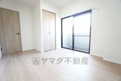 家具を選ばないナチュラルなフローリングとシンプルなクロスです＾＾大きな窓でお部屋が明るく開放感があります。