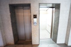 エレベーターは2台完備しています。忙しい時にもスムーズに外出できます。