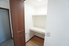 玄関ホールにも収納が設けられています＾＾非常時にもすぐ取り出せる防災グッズや備蓄品の収納、掃除用具の収納などにおススメ＾＾ 