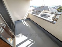 幅広のインナーバルコニーは多少の雨でも洗濯物を守ってくれ、家事を助けてくれること間違いなし。眩しすぎる日差しも和らげます。2面バルコニーで陽当たり＆風通し良好＾＾