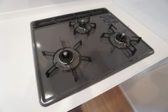 3種類の料理が同時に調理できる、3口ガスコンロ。忙しい夕食の支度時間が短縮できて効率よくお料理が楽しめます。