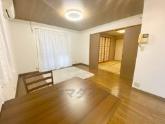 大きな掃き出し窓のあるリビングは、陽光あふれる明るい空間です。ゆったりと寛げる憩いの場となりそうです。