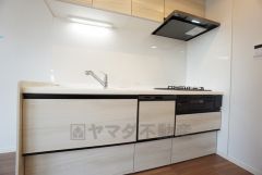 収納も、作業スペースも広々と設けられた使いやすいシステムキッチンです＾＾炊事時間を大幅に短縮できる食器洗乾燥機付き＾＾