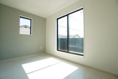 ご夫婦お二人のプライベートシーンを演出する寝室は、大容量のクローゼット付き。バルコニーに面しており、明るい陽射しが差し込みます。