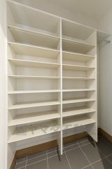 玄関にはシューズクローク付き。ご家族全員分の靴からベビーカーやゴルフバッグなどもしっかり収納できます＾＾