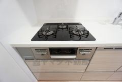 3口コンロなので、効率よくお料理が楽しめます。毎日のお料理も楽しくなりますね＾＾ 魚焼きグリル付きです。