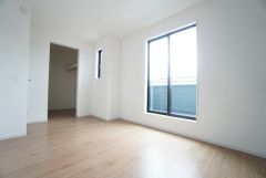 住む人のこだわりを活かす洋室。日当たりがよく、寝室としての利用もおすすめ。広めのウォークインクローゼットには荷物をすっきり片付けられ、ゆとりのある暮らしが出来ます＾＾