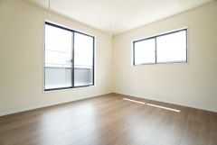 主寝室としてお使いいただけそうなこちらのお部屋は、日当たりが良く、爽やかな風を感じて起きる朝は、快適生活の始まりに。
