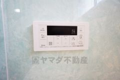 湯量・湯温の設定、そして保温までワンタッチのフルオートバス。便利な追い炊き機能付きです。