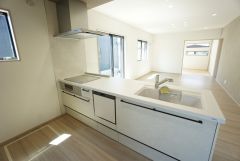 収納も、作業スペースも広々と設けられた使いやすいシステムキッチンです＾＾カウンターキッチンなので、ご家族と会話をしながら楽しくお料理ができます＾＾