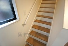 見通しがよく昇降しやすいストレートタイプの階段です。