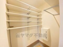 シューズインクロークには可動棚とハンガーパイプ付き＾＾