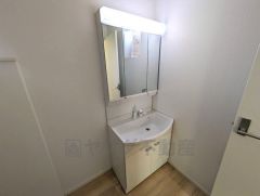 三面鏡裏収納付き洗面化粧台です＾＾ 歯磨きセットやスキンケア用品などの収納に便利ですね。 生活感も隠すことができ、来客時にも安心です。