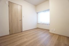 主寝室としてお使いいただけそうなこちらのお部屋は、日当たりが良く、爽やかな風を感じて起きる朝は、快適生活の始まりに。 