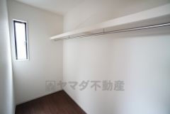 リビングにファミリークローク付き＾＾ご家族の衣類や荷物をまとめて収納できます＾＾適切な場所に配置することで生活動線を短くし、家事効率も高まりますね＾＾ 