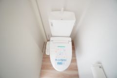 温水洗浄機付トイレです。節水機能もあるので、安心して使えますね。もちろん、1階2階の2ヶ所にトイレがあるので、忙しい朝にもゆとりができますね。