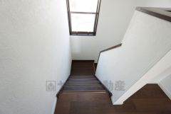 お子様も高齢の方も安心して上り下りができる設計＾＾階段には小窓を配置しました。日中でも暗くなりがちな階段下が明るくなり安全ですね。 