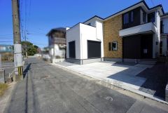 前面道路は西側約4ｍの公道に面しています。