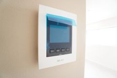 防犯性、セキュリティ対策に安心できるテレビモニター付きインターフォンです。セールスマン対策にもなり安心できます。