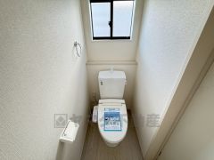 1階2階の2ヶ所にトイレがありますので、忙しい朝にも家族に気を使わず、ゆとりが生まれますね＾＾ 小窓付きで換気する時に便利です＾＾