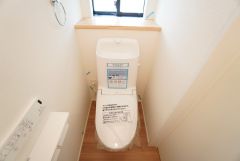 1階2階の2ヶ所にトイレがありますので、忙しい朝にも家族に気を使わず、ゆとりが生まれますね＾＾ 小窓付きで換気する時に便利です＾＾