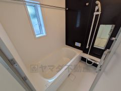 1日の疲れを癒すくつろぎのバスルーム。足を伸ばしてもゆったりと入れるサイズです。お子様と一緒にお風呂に入っても狭くないですね＾＾