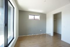 バルコニーに面した洋室です。大きな窓からやわらかな陽が差し込む明るいお部屋です。寝室としてもおすすめです。