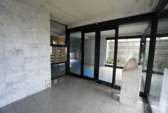 広いエントランスは開放感があり、安心感を与えてくれます。ベビーカーや車椅子の出入りがしやすく、混雑も避けられるため、居住者の快適な生活動線を確保できます＾＾