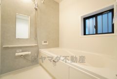 1日の疲れを癒すくつろぎのバスルーム。足を伸ばしてもゆったりと入れるサイズです。お子様と一緒にお風呂に入っても狭くないですね＾＾