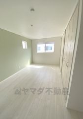 8.6帖。主寝室としてお使いいただけそうなこちらのお部屋は、日当たりが良く、爽やかな風を感じて起きる朝は、快適生活の始まりに。アクセントクロスでお洒落な空間です＾＾ 